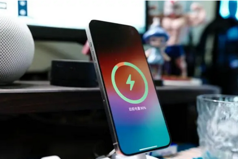 商州苹果15换屏服务分享用什么充电器给iPhone15充电更好 